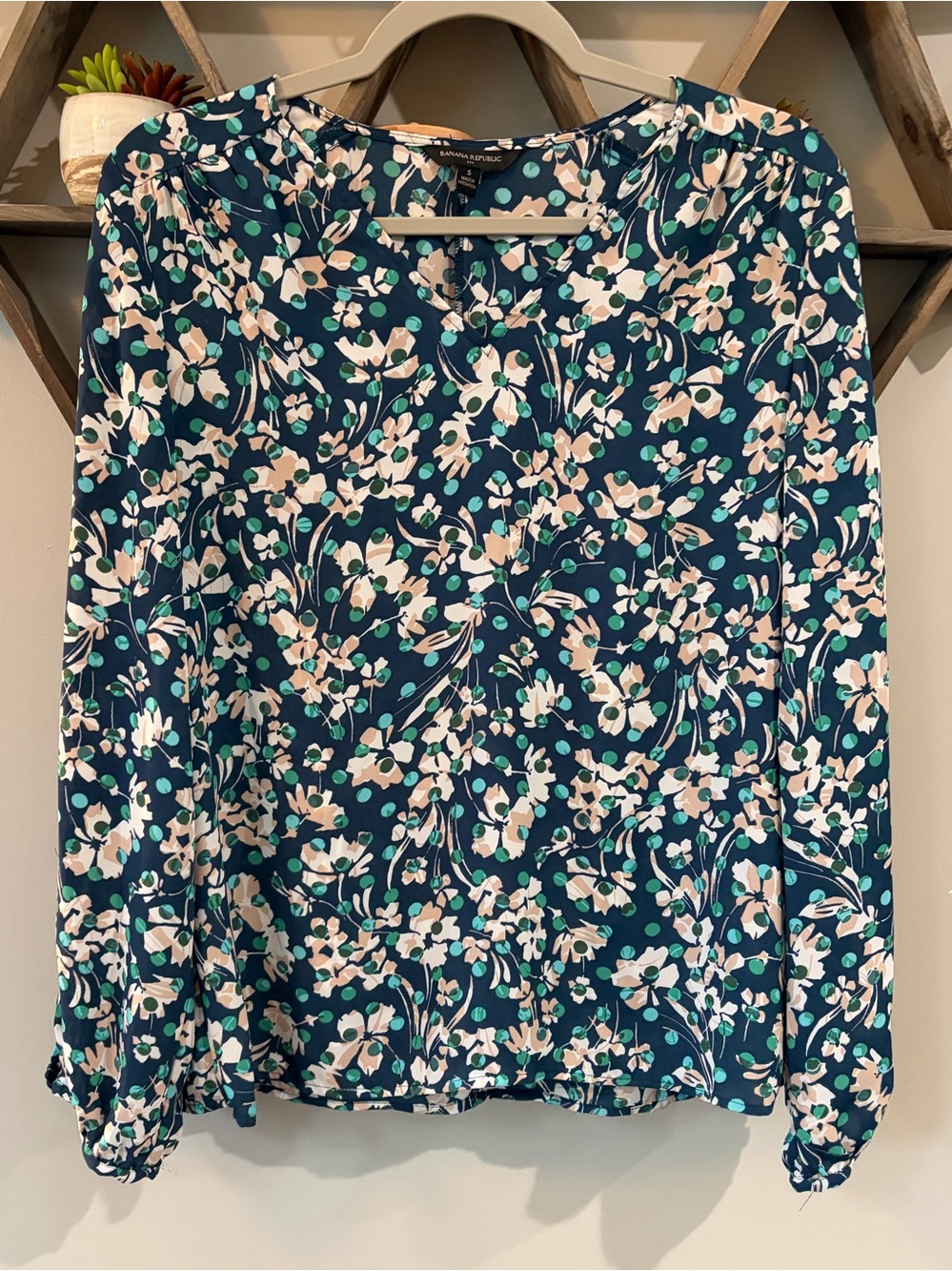 Banana Republic Factory Long Sleeve V-neck Floral Blouse. Women’s size small.